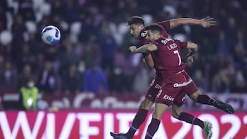 AME1985. BUENOS AIRES (ARGENTINA), 07/07/2022.- Diego Braghieri y Lautaro Acosta de Lanús realizan una jugada hoy, durante un partido por los octavos de final de la Copa Sudamericana en el estadio La Fortaleza en Buenos Aires (Argentina). EFE/Juan Ignacio Roncoroni