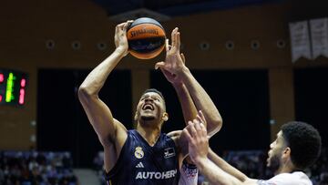 El base del Monbús Obradoiro Jordan Howard (d) lucha con Edy Tavares, del Real Madrid, durante el partido de Liga ACB que se juega hoy sábado en el pabellón de Sar, en Santiago de Compostela.