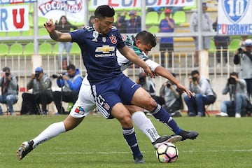 El jugador de Universidad de Chile Lorenzo Reyes,  centro, disputa el balon con Enzo Gutierrez de Santiago Wanderers durante el partido de primera division en el estadio Elias Figueroa de Valparaiso, Chile.