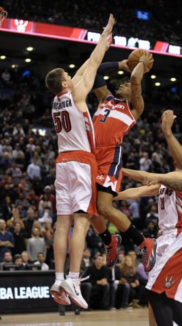 Bradley Beal anota ante Tyler Hansbrough la canasta invalidada. 