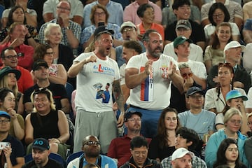 Seguidores del tenista Serbio en las gradas del Rod Laver Arena.