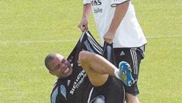 <b>Gravesen animó la fiesta en la sesión</b>
Gravesen está de buen humor y se lo transmite a sus compañeros. El danés estuvo jugando con Ronaldo cuando terminó la sesión. Ambos midieron sus carreras después de forcejear y fue Gravesen quien se llevó el gato al agua. Por cierto, tiene tanta fuerza que consiguió levantar, desde el suelo, los 85 kilos de Ronaldo. Sus compañeros miraban atónitos.