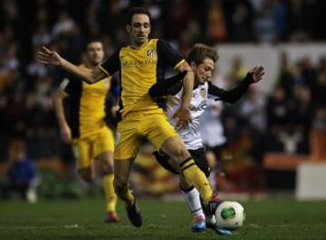 Juanfran pelea un balón con Fede.