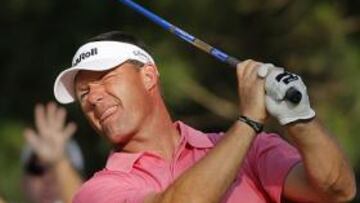 <b>AGUANTA LA PRESIÓN.</b> A pesar de entregar su peor tarjeta del torneo en la tercera jornada con 72 golpes, el alemán Alex Cejka mantiene cinco de ventaja sobre el grupo de perseguidores encabezado por Woods. Sergio García está a 12 golpes del líder.