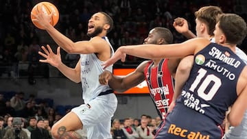 VITORIA, 25/01/2026.- Tikmothé Luwawu-Cabarrot (i), del Joventut, entra a canasta durante el partido de Liga Endesa disputado este domingo en el Buena Arena de Vitoria. EFE/L. Rico