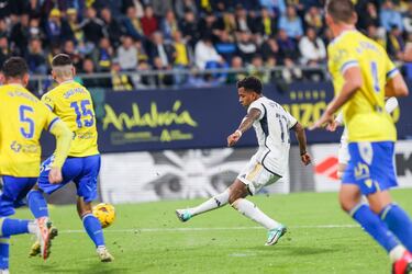 El recital de Rodrygo, que jugó por la baja de última hora de Brahim e hizo dos goles maravillosos, acostó al Madrid al frente de la tabla. Bellingham volvió a marcar. Debutó Gonzalo García. 