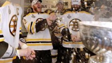 Los juagdores de los Boston Bruins celebraron el título en los vestuarios dejando correr el champán.