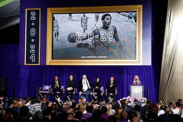 Jeanie Buss, Stu Lantz, Vanessa Bryant, Phil Jackson, Kareem Abdul-Jabbar y Derek Fisher durante el acto en el Crypto.com.