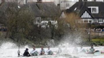 La tripulaci&oacute;n masculina de Cambridge, vencedora, en la lucha contra las olas del T&aacute;mesis. 