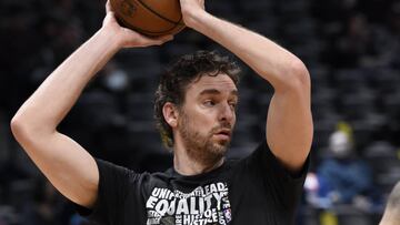 DNV05. DENVER (EE.UU.), 23/02/2018.- Pau Gasol de San Antonio Spurs calienta hoy, viernes 23 de febrero de 2018, antes del inicio de un partido de la NBA disputado entre San Antonio Spurs y Denver Nuggets, en el Pepsi Center de la ciudad de Denver, en Colorado (EE.UU.). EFE/Todd Pierson