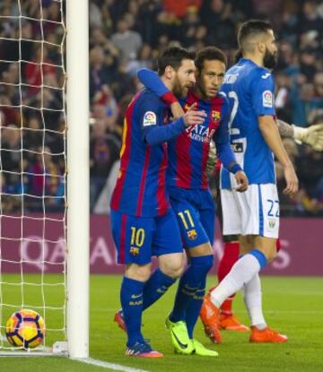 Messi celebra con Neymar el 1-0.