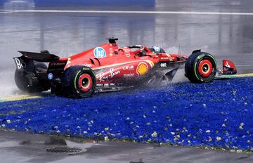El Ferrari de Charles Leclerc se sube por uno de los pianos del circuito Gilles Villeneuve.