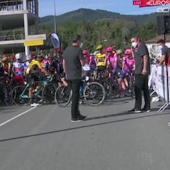 Protesta por una decisión de los jueces UCI que retrasa la salida de la etapa