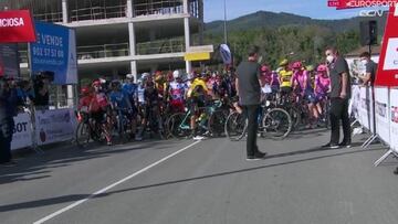 Protesta por una decisión de los jueces UCI que retrasa la salida de la etapa