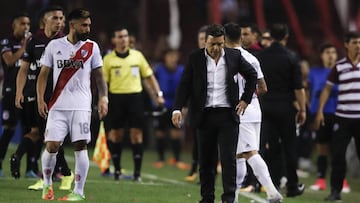 BAS129. BUENOS AIRES (ARGENTINA), 31/10/2017.- El entrenador de River Plate, Marcelo Gallardo (c), reacciona hoy, martes 31 de octubre de 2017, durante un partido de las semifinales de la Copa Libertadores que disputan el River Plate y el Lanús, en el estadio Ciudad de Lanús, en Buenos Aires (Argentina). EFE/David Fernández