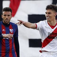 Velázquez: "Mis compañeros me dijeron que marcaría al Huesca"