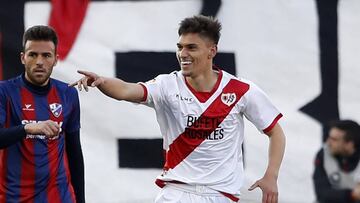 Velázquez, del Rayo Vallecano, celebra su gol ante el Huesca.