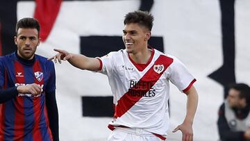 Vel&aacute;zquez, del Rayo Vallecano, celebra su gol ante el Huesca.