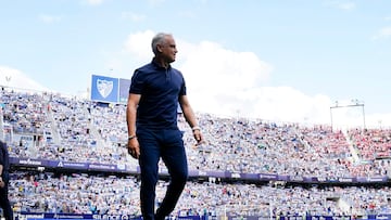 Pellicer, en la banda de La Rosaleda durante el Málaga-Granada.