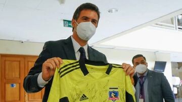 Un diputado dejó el cargo y recibió una camiseta firmada por todo el plantel de Colo Colo