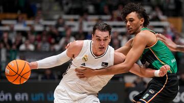 Yannick Kraag defendiendo a Mario Hezonja durante el partido de Liga Endesa entre el Joventut y Real Madrid.