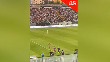 Marcelo Salas se va de la cancha después de anotarle un gol a Colo Colo y esto ocurre
