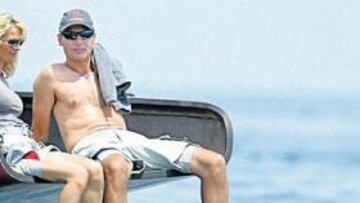 <b>BUENA VIDA. </b>Ernesto Bertarelli, propietario del Alinghi, el campeón que pone en juego la Jarra en Valencia, se relaja junto a su esposa Kirsty en la popa de uno de su barcos.