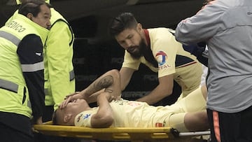 El mediocampista colombiano del América tuvo que ser sustituido después de una descompuesta caída en medio campo. Salió en camilla y fue trasladado en ambulancia.