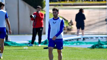 Adrián Embarba, entrenándose con la UD Almería.