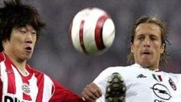 <B>DECISIVO.</B> Ambrosini marcó el gol que clasificó al Milan para la final de la Liga de Campeones.