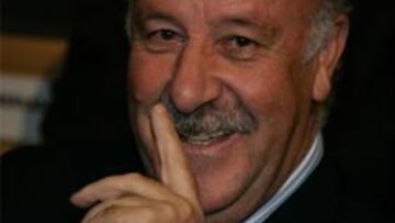 Del Bosque visita las instalaciones de Osasuna en compañía de Pachi Izco