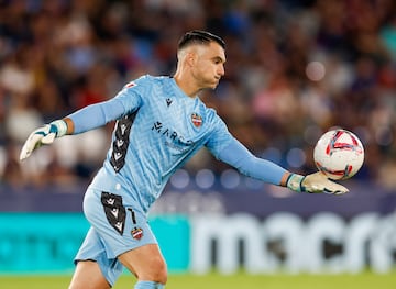 El portero del Levante se desquitó del mal partido que costó la eliminación del equipo granota en la Copa del Rey, con un empate ante el Racing de Ferrol, en un encuentro en el que mantuvo su portería a cero gracias a un penalti parado a disparo de Álvaro Giménez.