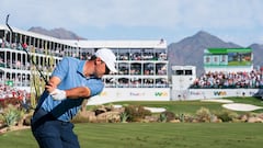 El golfista estadounidense Scottie Scheffler golpea una bola durante la última jornada del WM Phoenix Open.