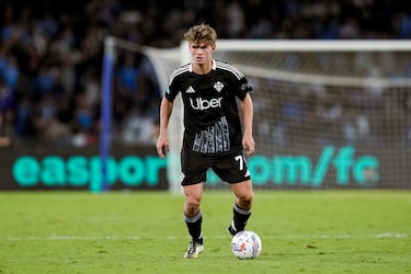 La joven perla argentina formada en la cantera del Real Madrid decidió viajar a Lombardía en busca de madurar y tener minutos en la liga italiana. Los 6 ‘kilos’ que pagó el Como salieron baratos, ya que Nico Paz fue una de las mayores revelaciones de la Serie A, siendo el mejor jugador sub-23 de la temporada, y una de las piezas clave para conseguir la permanencia, brindando seis goles y ocho asistencias. Con esos números y su temprana edad, el valor de mercado del mediocentro ofensivo ha aumentado hasta 35 millones de euros.