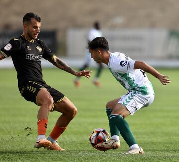 Luismi Redondo controla un balón,