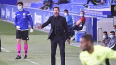 Simeone dirigiendo al Atl&eacute;tico contra el Huesca