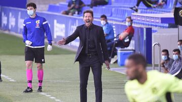 Simeone dirigiendo al Atlético contra el Huesca