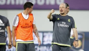 Entrenamiento en Guangzhou. Benítez y James.
