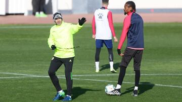 Paco dando instrucciones a Abdoulaye en una sesión.