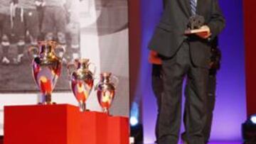 <b>SUS TRIUNFOS. </b>Gento saluda a un público que se puso en pie para ovacionar al extremo, que recibió el premio Leyenda AS flanqueado por las seis Copas de Europa.