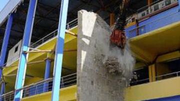 <b>MANOS A LA OBRA.</b> En medio de una gran expectación, ayer se comenzó a demoler la vieja grada y se puso la primera piedra de la nueva tribuna.