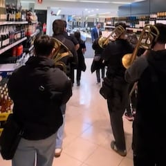 Una orquesta irrumpe por sorpresa en un Mercadona y lo que viene después es para verlo en bucle: “Lo mejor de todo es que es legal”