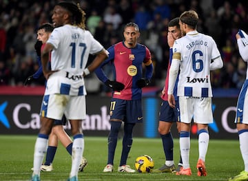 Los jugadores del Barcelona, dispuestos a lanzar la falta que provoc la rotura de nariz de Javi Hernndez. 