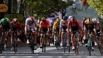 Un sprint durante una etapa del Tour de Francia 2019.