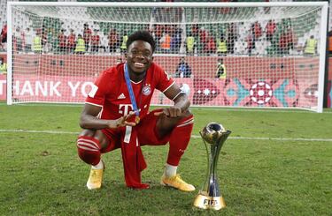 La gran revelación de la última Champions, Flick le reconvirtió de extremo a lateral y acabó siendo decisivo entrando como un cuchillo por la banda izquierda. Su puesto originario es el de extremo y ahí es donde puede ser determinante en los próximos años. El Bayern lo fichó en una Copa Oro en la que asombró a todos con Canadá siendo aún un juvenil. Pura velocidad por banda.