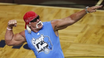 Hulk Hogan posa durante un descanso de la NBA entre Orlando Magic y Los &Aacute;ngeles Lakers.