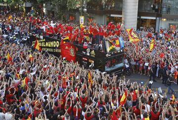 Tras las recepciones oficiales, los campeones se echaron a la calle. Les esperaba el fiel militarismo de una afición tan enloquecida como orgullosa que quería verlos y quererlos. Más de un millón de personas poblaron las calles de la capital y les acompañaron en su desfile victorioso.