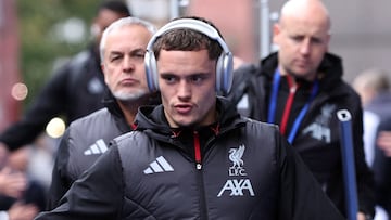 Soccer Football - Premier League - Chelsea v Liverpool - Stamford Bridge, London, Britain - October 4, 2025 Liverpool's Florian Wirtz arrives at the stadium before the match REUTERS/David Klein EDITORIAL USE ONLY. NO USE WITH UNAUTHORIZED AUDIO, VIDEO, DATA, FIXTURE LISTS, CLUB/LEAGUE LOGOS OR 'LIVE' SERVICES. ONLINE IN-MATCH USE LIMITED TO 120 IMAGES, NO VIDEO EMULATION. NO USE IN BETTING, GAMES OR SINGLE CLUB/LEAGUE/PLAYER PUBLICATIONS. PLEASE CONTACT YOUR ACCOUNT REPRESENTATIVE FOR FURTHER DETAILS..