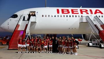 La selección española posa junto al avión que les a traído de vuelta desde Australia con con la Copa del Mundo.