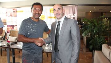 Palacios y Ferrer, durante la presentación del partido entre Leyendas del Barcelona y Leyendas del Perú.